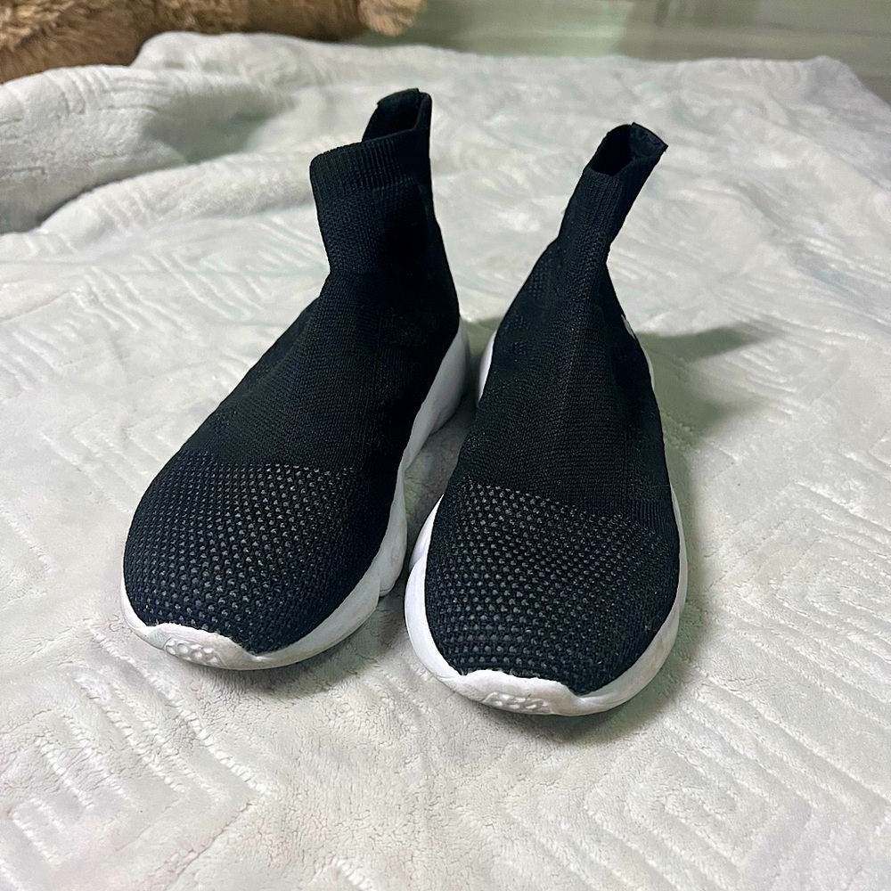 black athletic shoes
